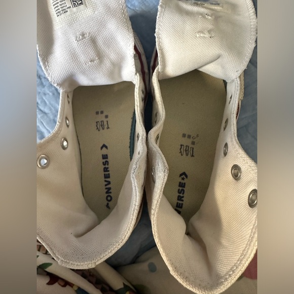 Converse Classic Chuck Taylor ALL STAR High tops in WHITE. Gently Used - Picture 2 of 8